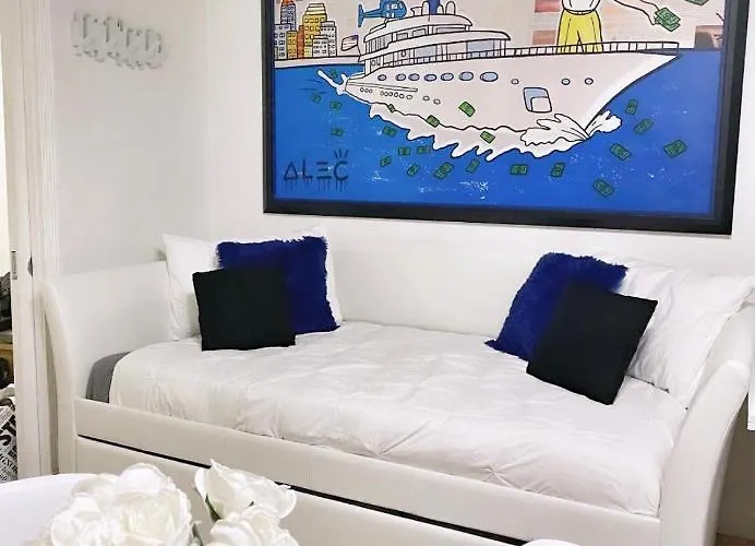 2 Bedroom Ocean Drive Newly Renovated Miami Beach